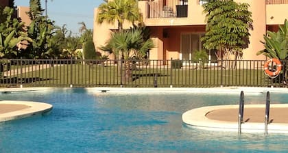 Pohjakerroksen huoneisto puutarha ja näkymä golfjärvelle, useita uima-altaita