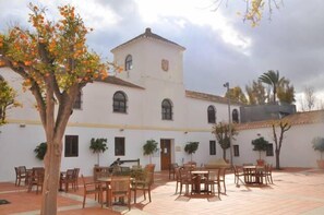 Outdoor dining - 2 Bed Apartment On PGA Golf Course (Sucina)