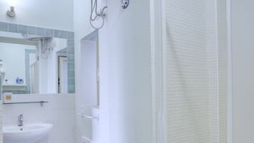 Doccia, asciugacapelli, bidet