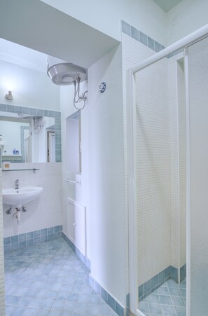 Een douche, een haardroger, een bidet