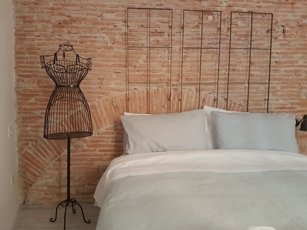 1 habitación, tabla de planchar con plancha, wifi gratis y ropa de cama