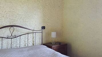 3 camere, una scrivania, ferro/asse da stiro, culla da viaggio