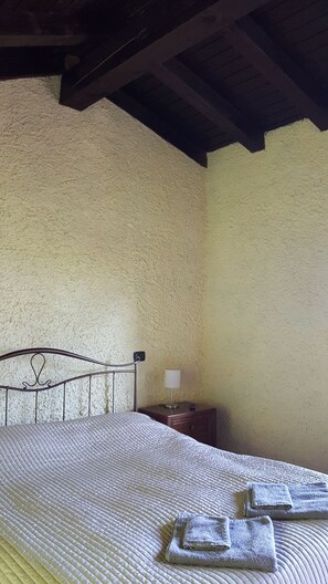 3 bedrooms, desk, iron/ironing board, travel crib