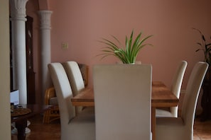 Un comedor con una mesa de madera y cuatro sillas.