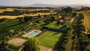 A villa with a tennis court, swimming pool, and vineyard. - Poderina dei Poggi 12, Emma Villas (I Poggi)