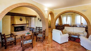 テレビ、暖炉、DVD プレーヤー、ステレオ