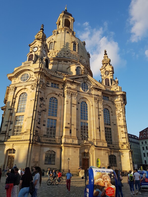 Un edificio histórico con una cúpula grande y dos torres de reloj.