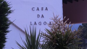 Une enseigne portant l’inscription « CASA DA LAGOA », indiquant un lieu ou le nom d’une propriété.