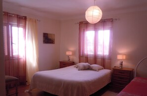 3 chambres, fer et planche à repasser, Wi-Fi gratuit, draps fournis