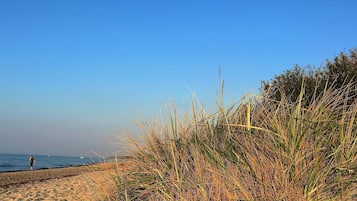 På stranden och solstolar