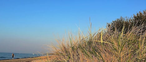 På stranden och solstolar