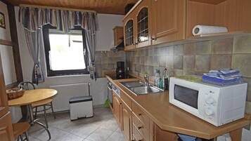 Kühlschrank, Mikrowelle, Herdplatte, Geschirrspüler