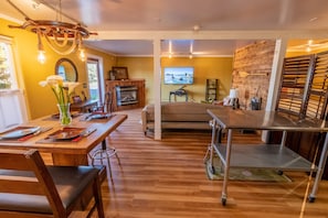 Smart TV, fireplace, books, music library - Steps to Beach, Shops, Pubs. Pet Friendly! (Newport)