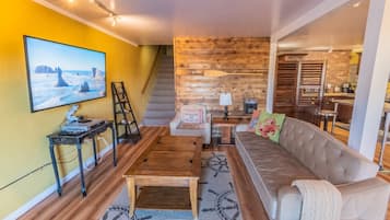 Smart TV, chimenea, libros y biblioteca musical