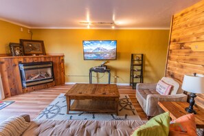 Smart-TV, peis, bøker og musikkbibliotek