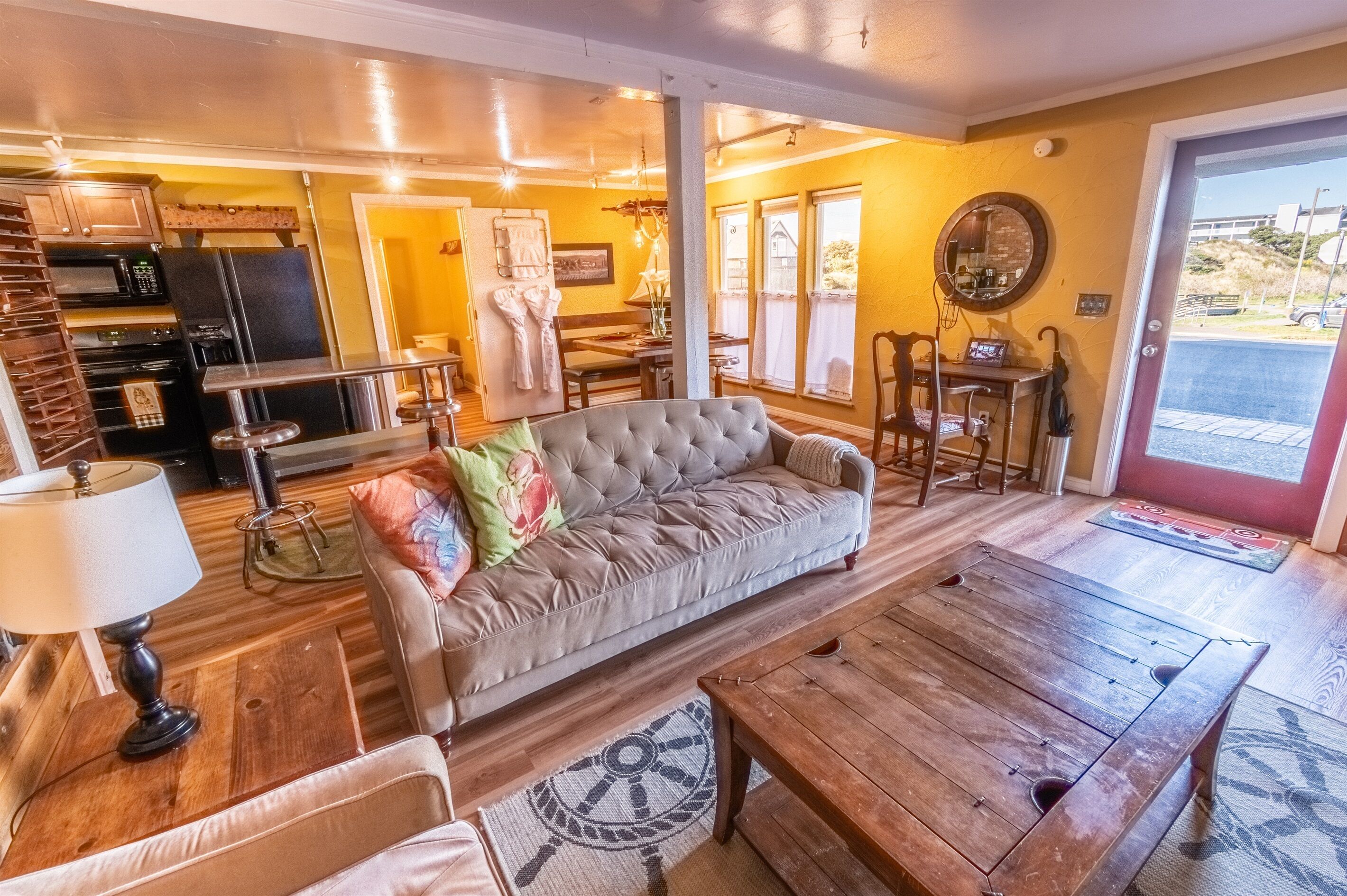 Smart TV, lareira, livros, biblioteca musical