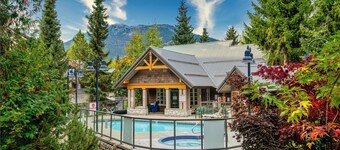 1 Bedroom Townhome With Private Hot Tub, Outdoor Pool, Free WiFi & Parking