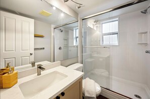 Douche, baignoire à jets, sèche-cheveux, serviettes fournies