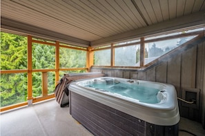 Indoor spa tub