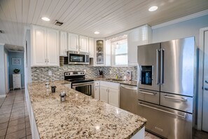 Kylskåp, mikrovågsugn, spishäll och diskmaskin