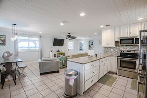 Kylskåp, mikrovågsugn, spishäll och diskmaskin