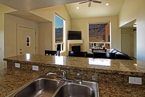 8A4 Stunning Views, Shared Pool & Hot Tub, Private Patio/Garage