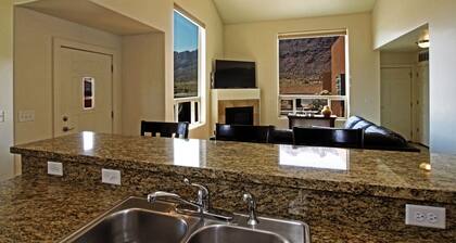 8A4 Stunning Views, Shared Pool & Hot Tub, Private Patio/Garage