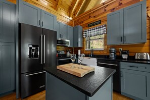 Fridge, microwave, oven, stovetop - Amazing Views & 5 miles from Dollywood / Parkway 4 bedroom + game room + WiFi (Sevierville)