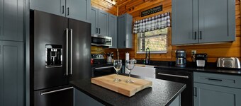 Amazing Views & 5 miles from Dollywood / Parkway 4 bedroom + game room + WiFi