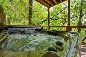 Outdoor spa tub - Amazing Views & 5 miles from Dollywood / Parkway 4 bedroom + game room + WiFi (Sevierville)