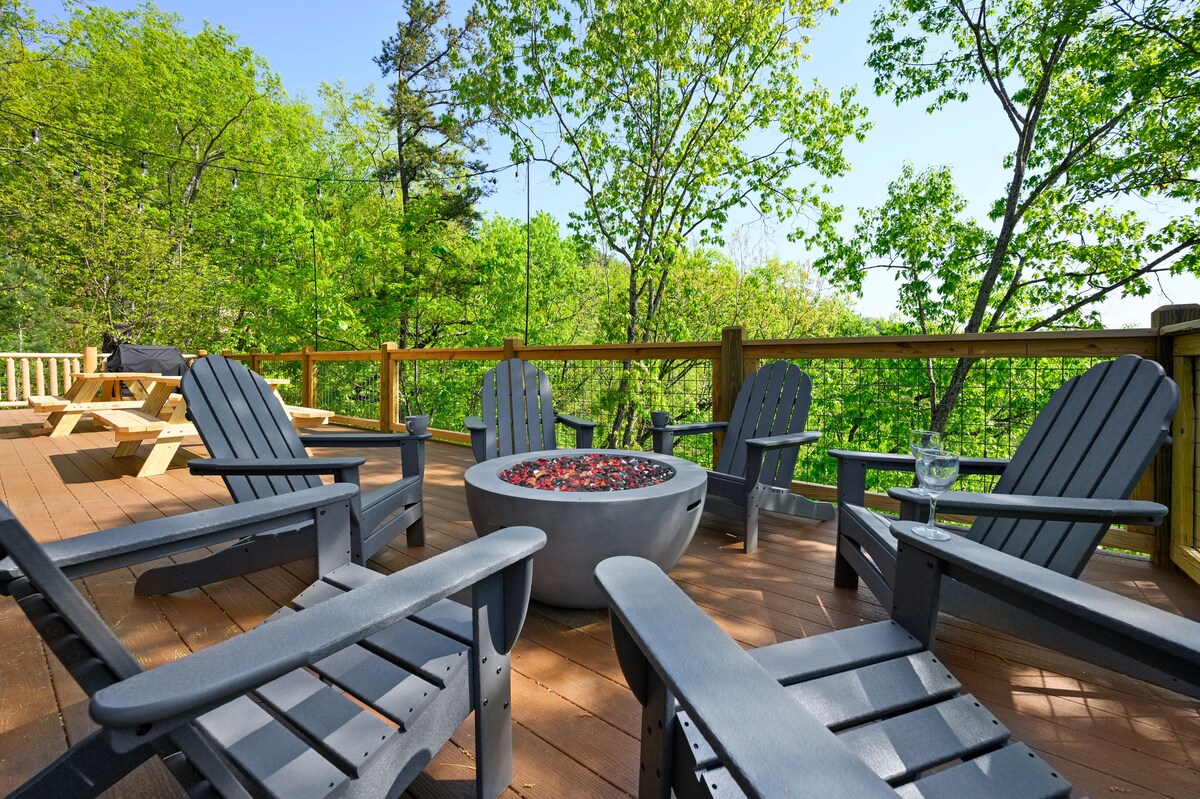 Amazing Views & 5 miles from Dollywood / Parkway 4 bedroom + game room + WiFi