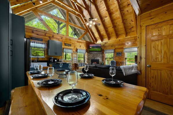 Dining - Amazing Views & 5 miles from Dollywood / Parkway 4 bedroom + game room + WiFi (Sevierville)