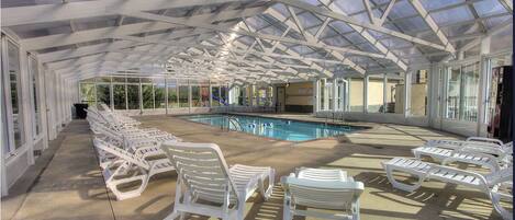 Alberca techada y alberca al aire libre