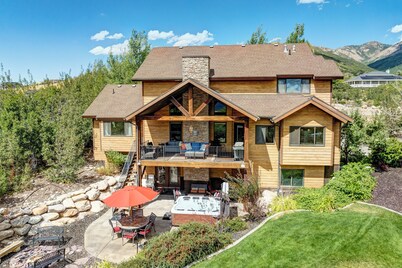 Eden Dream Home · Family Retreat w/ Private Hot Tub + Theater · Sleeps 22