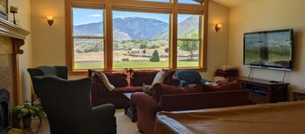 Relaxing Sierra Sunrise Family Getaway w/ EV Level 2 Charger - 4 bdrm 3 1/2 bath