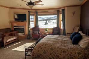 4 bedrooms, desk, iron/ironing board, travel crib