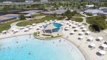 Inomhuspool och utomhuspool