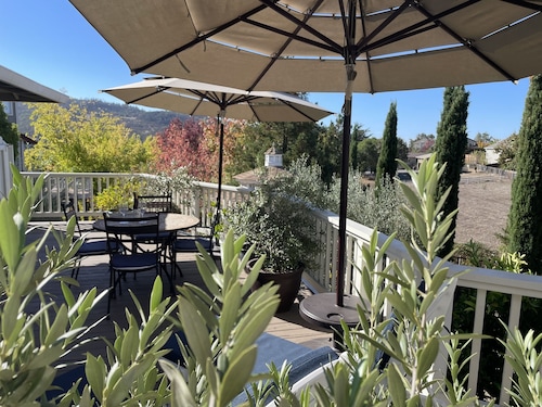 Aseta hyväpalkkaisella Leafy-alueella, josta on upeat näkymät Spring Lake Park -puistoon.