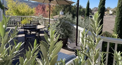 Aseta hyväpalkkaisella Leafy-alueella, josta on upeat näkymät Spring Lake Park -puistoon.