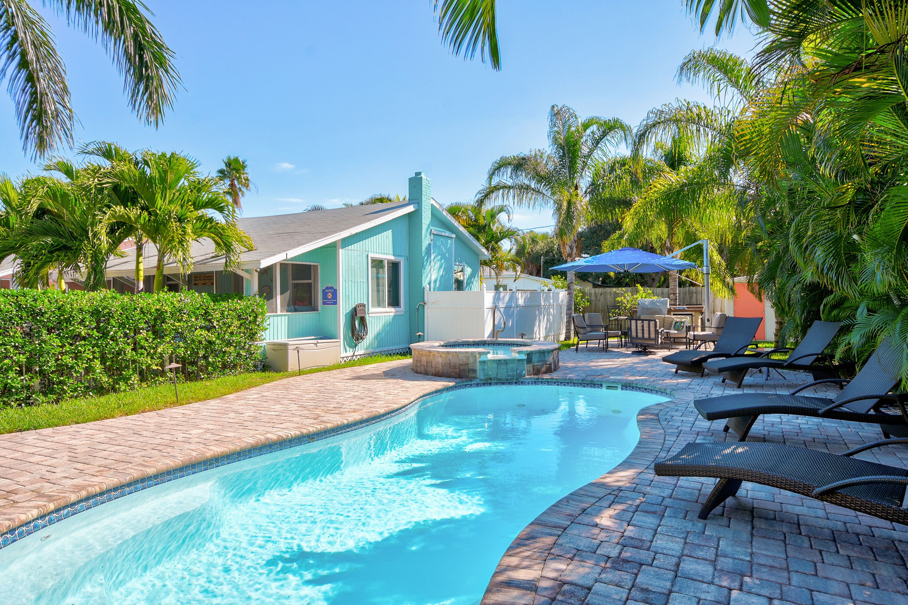 The Surf Cottage. Walk To Beach, Shops, Dining & Water Sports 