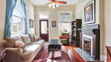 Smart TV, reproductor de DVD, libros y videoteca