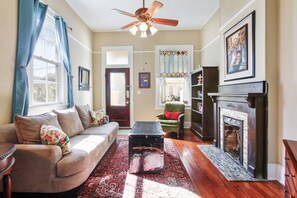 Smart-tv, dvd-spelare, böcker och ett filmbibliotek