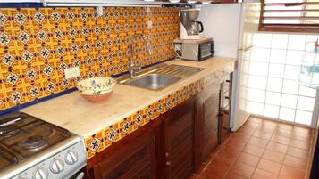 Een koelkast, een magnetron, een oven, een kookplaat