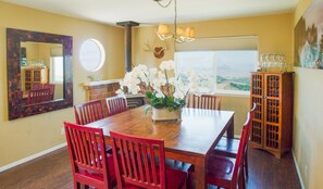 Dining - MOUNTAIN TOP GETAWAY : Best View In SLO! : Pets welcome (San Luis Obispo)