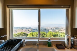 Interior - MOUNTAIN TOP GETAWAY : Best View In SLO! : Pets welcome (San Luis Obispo)