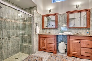 Ensemble baignoire-douche, séchoir à cheveux, serviettes fournies
