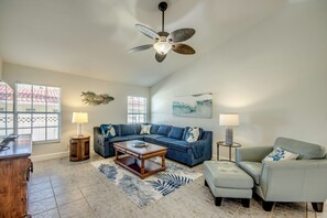 Een smart-tv, een dvd-speler, boeken en een stereo