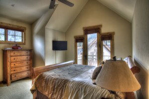 3 bedrooms, travel cot, free WiFi, bed sheets