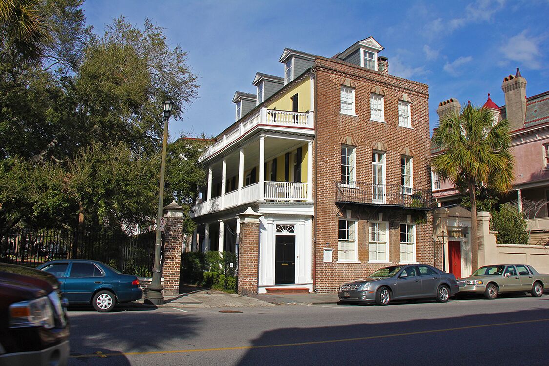 Mid 1700s Carriage House W/ Courtyard, Gated Parking, And A Full Kitchen 