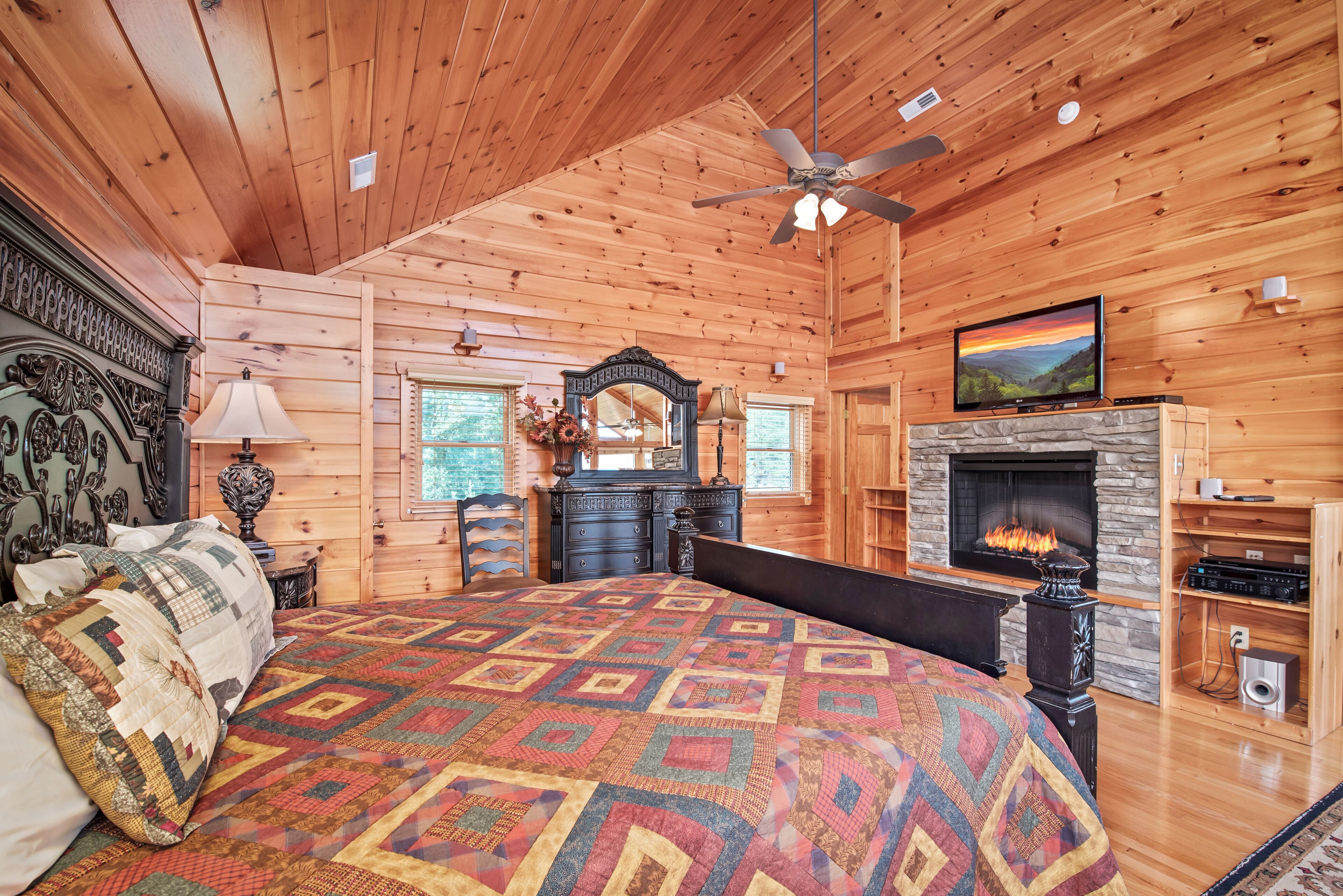 2 bedrooms, desk, WiFi, bed sheets
